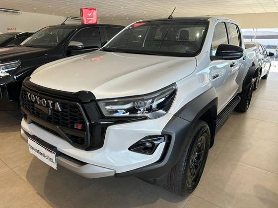 TOYOTA HILUX 2.8 D-4D TURBO DIESEL CD GR-S 4X4 AUTOMÁTICO